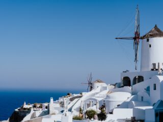 Billig Rejsedestination Grækenland - Graekenland-Oia-Santorini-udsigt-med-moeller