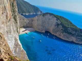 Billig Rejsedestination Grækenland - Graekenland-Zakynthos-strand-med-skib