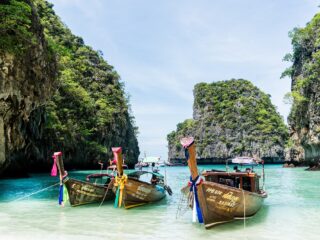 Billig Rejsedestination Thailand - Thailand-Thailandsk-både-ved-stranden