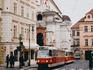 Billig Rejsedestination Tjekkiet - Tjekkiet-Prag-storbyrejse-billig-transport-med-sporvogne