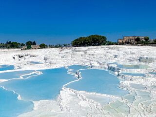 Billig Rejsedestination Tyrkiet - Tyrkiet-Pamukkale-bjerge-med-hvide-kalkterrasser