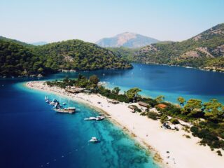 Billig Rejsedestination Tyrkiet - Tyrkiet-smukke-strande-og-oeer-oplevet-fra-skib